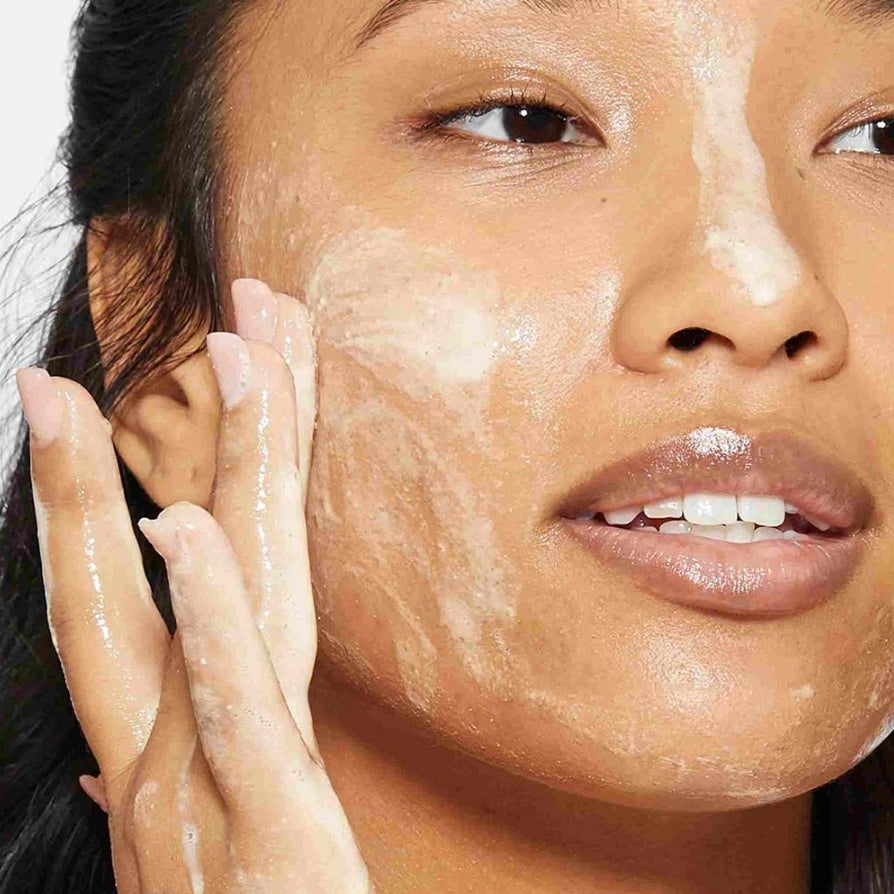 Dermalogica Daily Milkfoliant påføring på ansikt