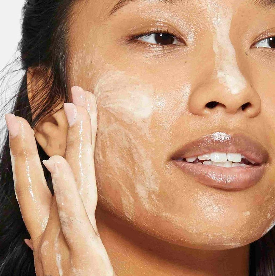 Dermalogica Daily Milkfoliant påføring på ansikt