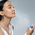 dermalogica hyaluronic ceramide mist spray på modell