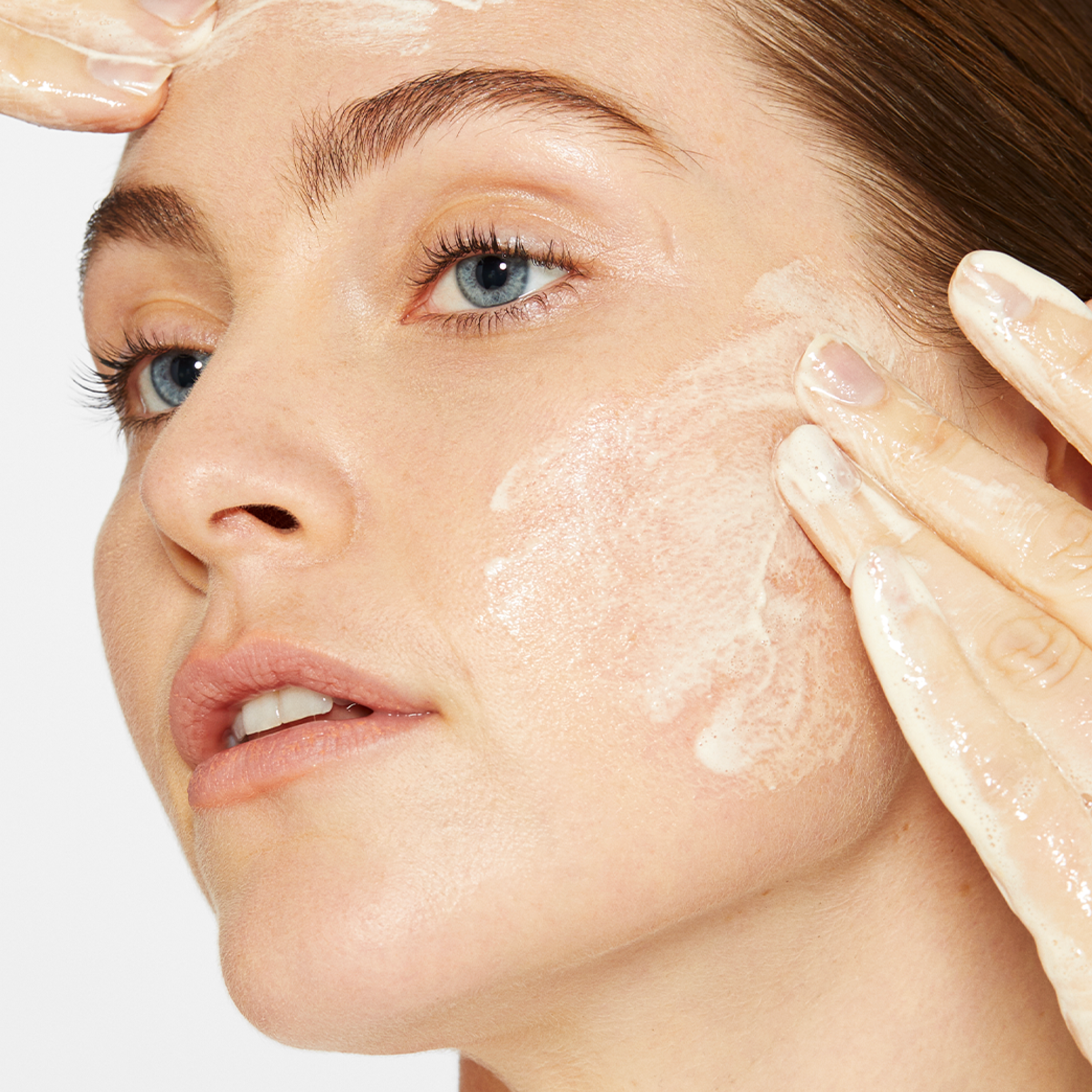 Dermalogica Daily Milkfoliant påføring på ansikt