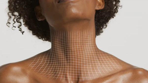 seks steg mot linjer og slapp hud på halsen