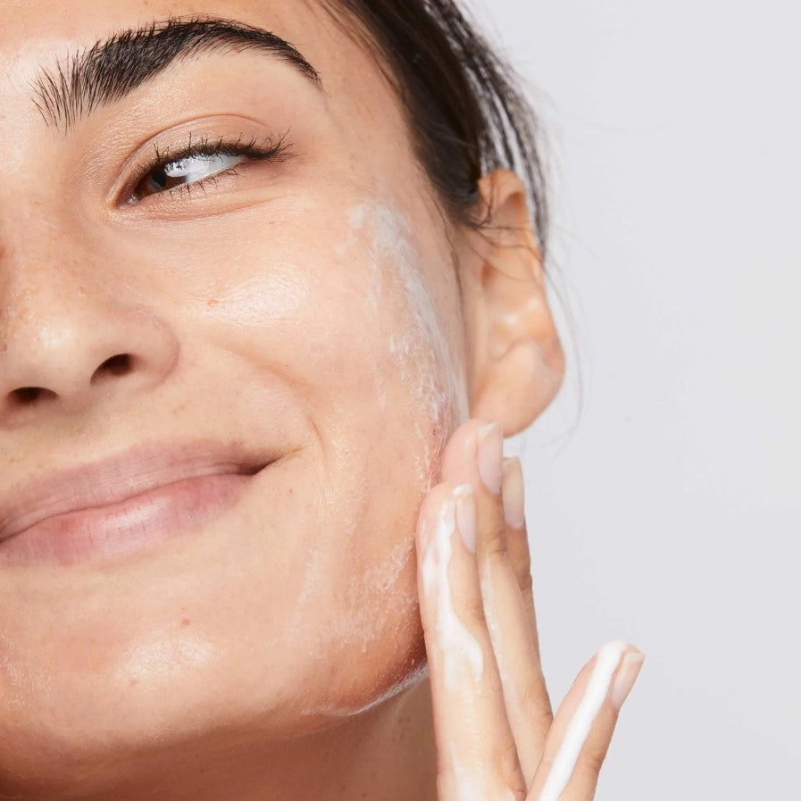 Dermalogica Clearing Skin Wash påføring på ansikt