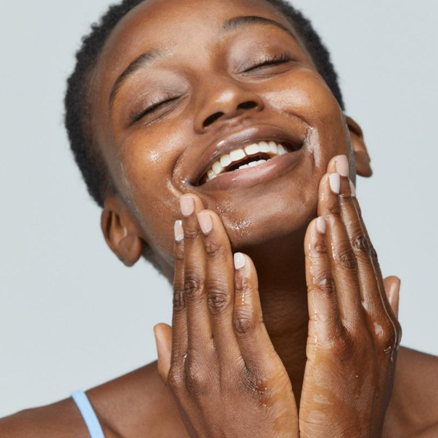 Dermalogica PreCleanse påføring på ansikt