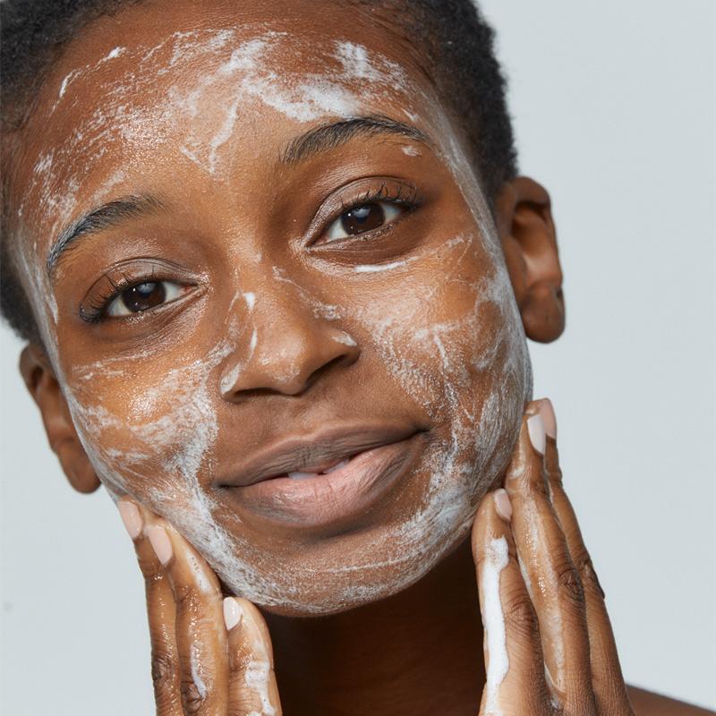 Dermalogica Special Cleansing Gel påføring på ansikt